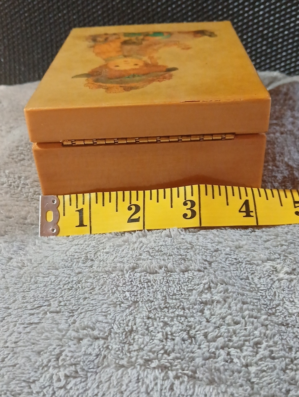 Vintage Illustration Trinket Box in Warm Yellow with Doll Motif - Picture 6 of 6